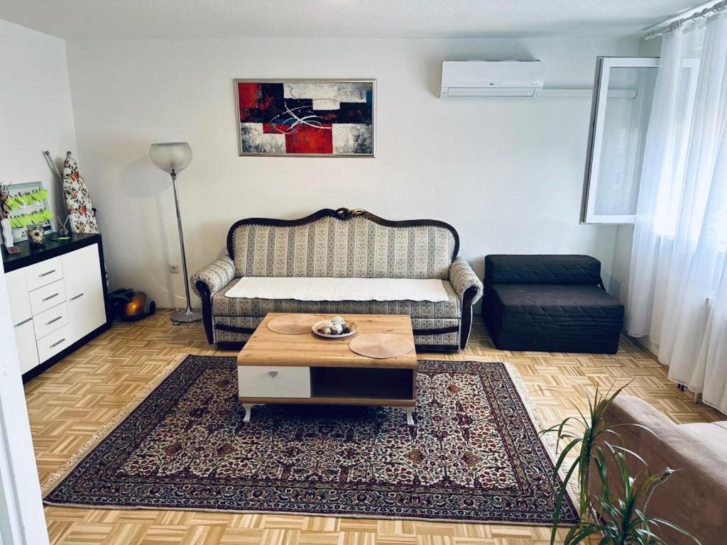 Apartment Etna! Near To Airport Sarajevo Exterior photo